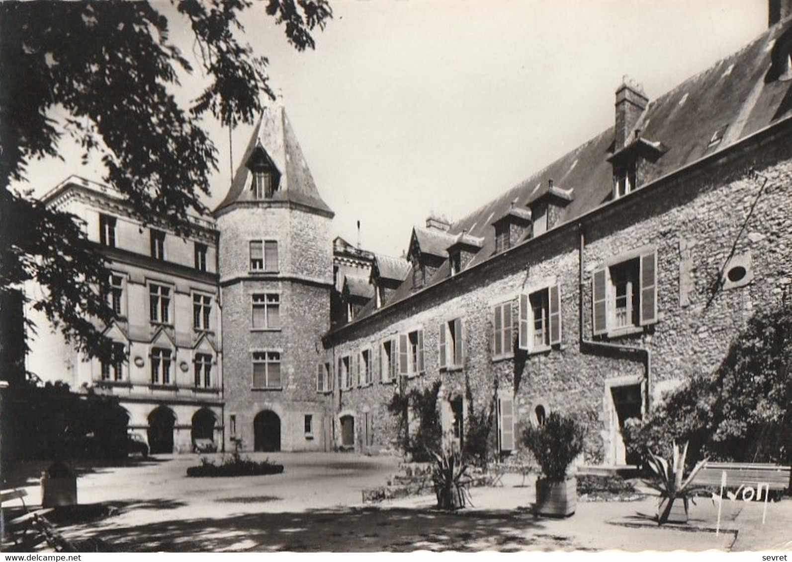 MONTARGIS. - Entrée Du Château. CPM Dentelée RARE - Montargis