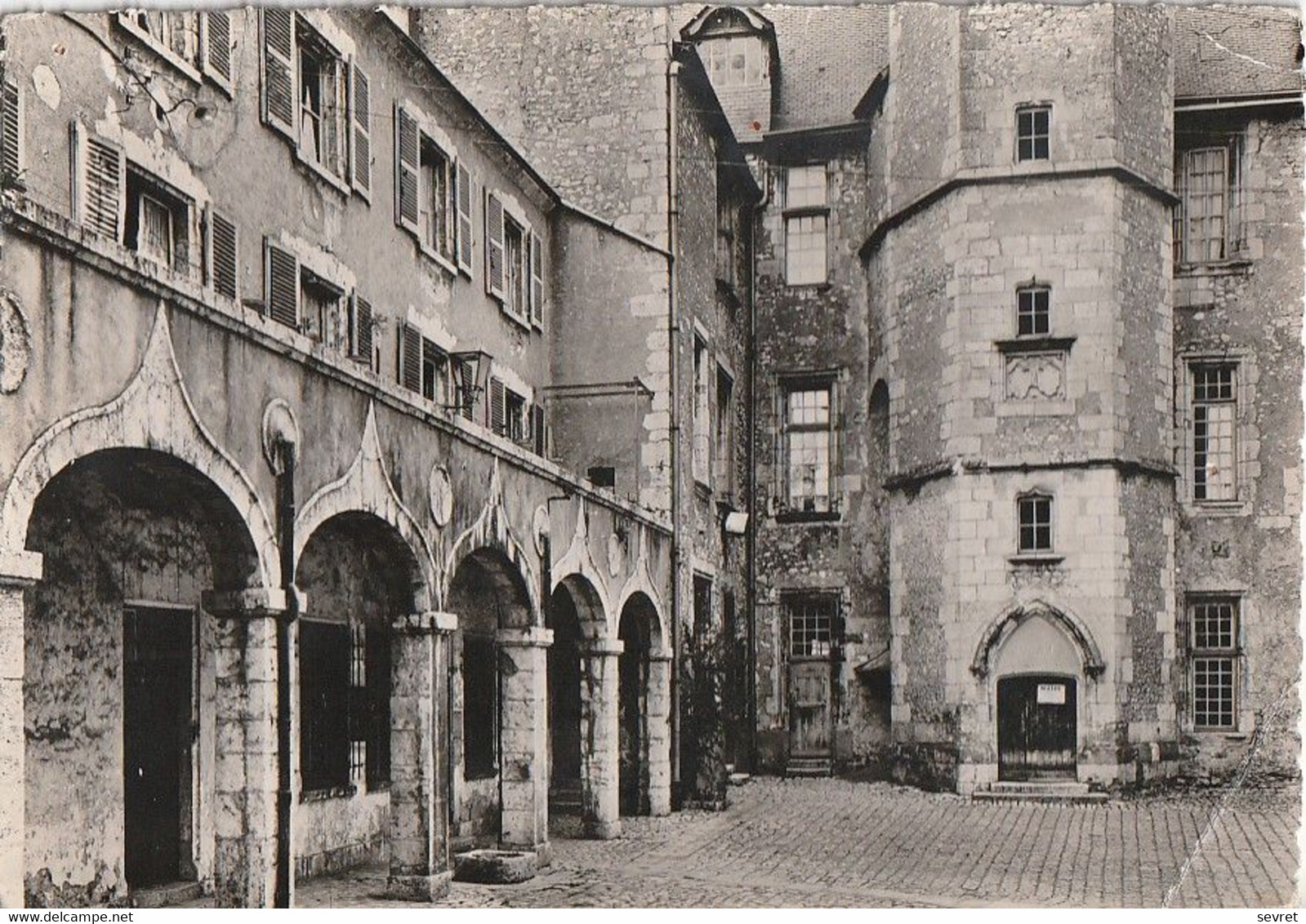 BEAUGENCY. - Château Dunois. Cour Intérieure. CPM Dentelée Pas Courante - Beaugency