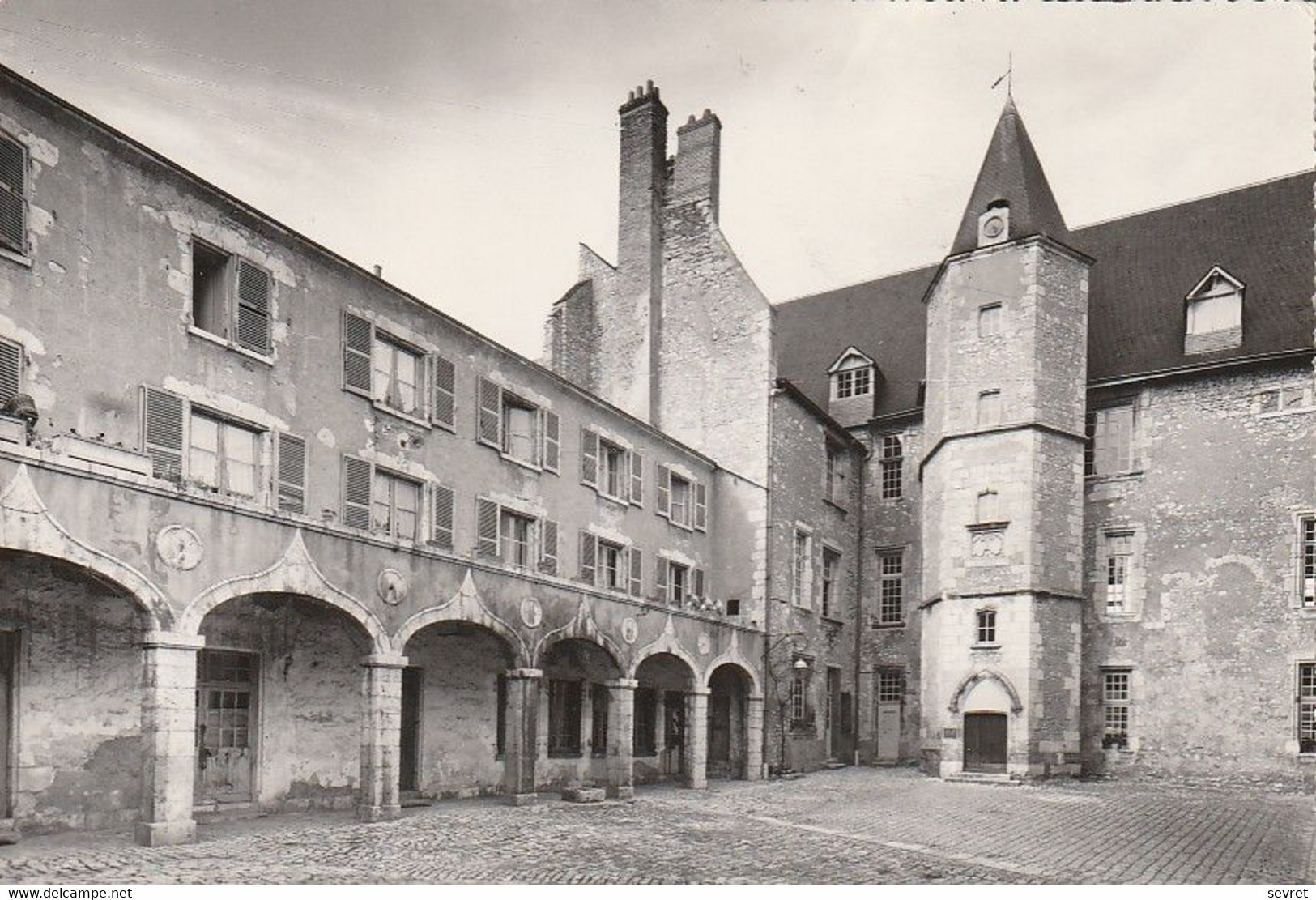 BEAUGENCY. - Château Dunois. Cour Intérieure. CPM Dentelée Pas Courante - Beaugency