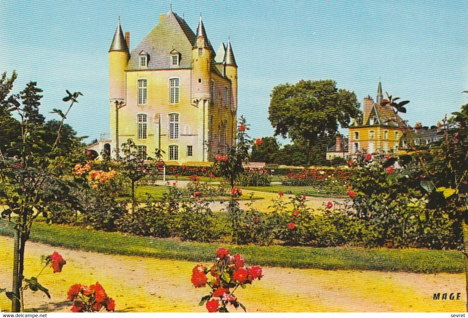 BELLEGARDE-DU-LOIRET. - Le Château Vu De La Roseraie. CPM - Andere & Zonder Classificatie