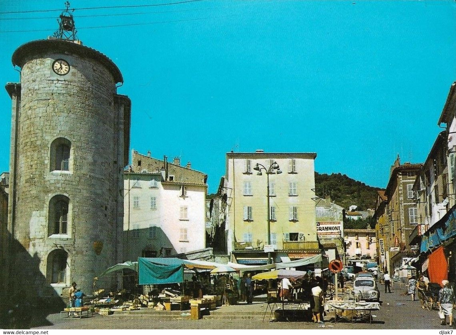 83 Hyeres Les Palmiers La Place Du Marché (carte Vierge) - Hyeres