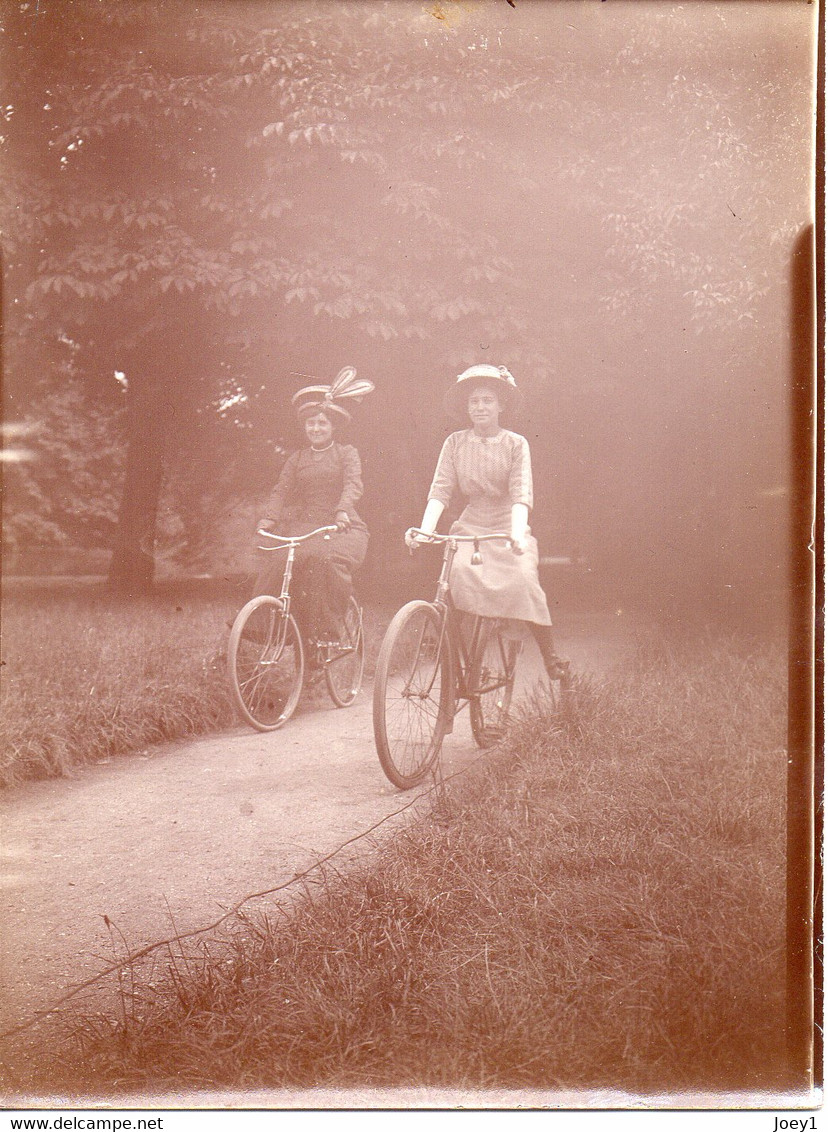 Photo 2 Femmes à Vélo, Début 20ème Siècle. - Wielrennen