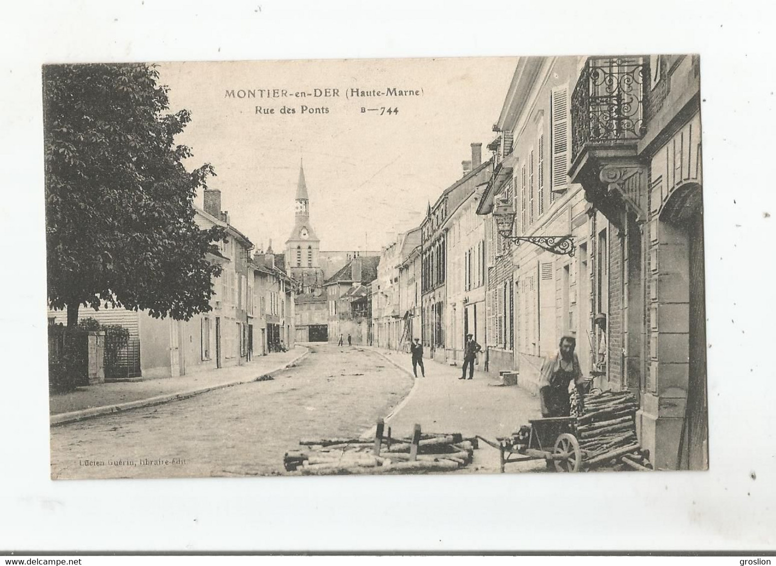 MONTIER EN DER (HAUTE MARNE) 744 RUE DES PONTS  (HOMME AVE BROUETTE BOIS  ET  EGLISE ) - Montier-en-Der