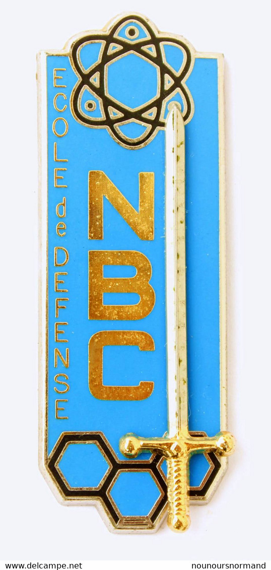 Broche (no Pin's) Insigne ECOLE DE DEFENSE NBC - Atome - Epée - G. 3854 - J. Balme - J835 - Army