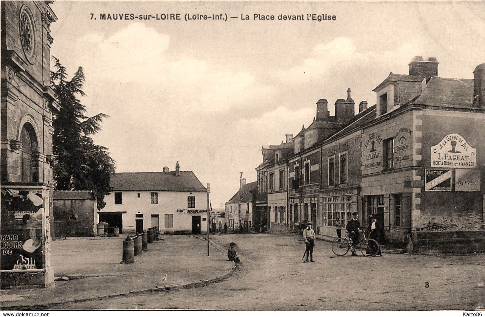 Mauves Sur Loire * La Place Devant L'église * Restaurant Buvette Café " à La Gerbe De Blé " * Débit Tabac - Mauves-sur-Loire