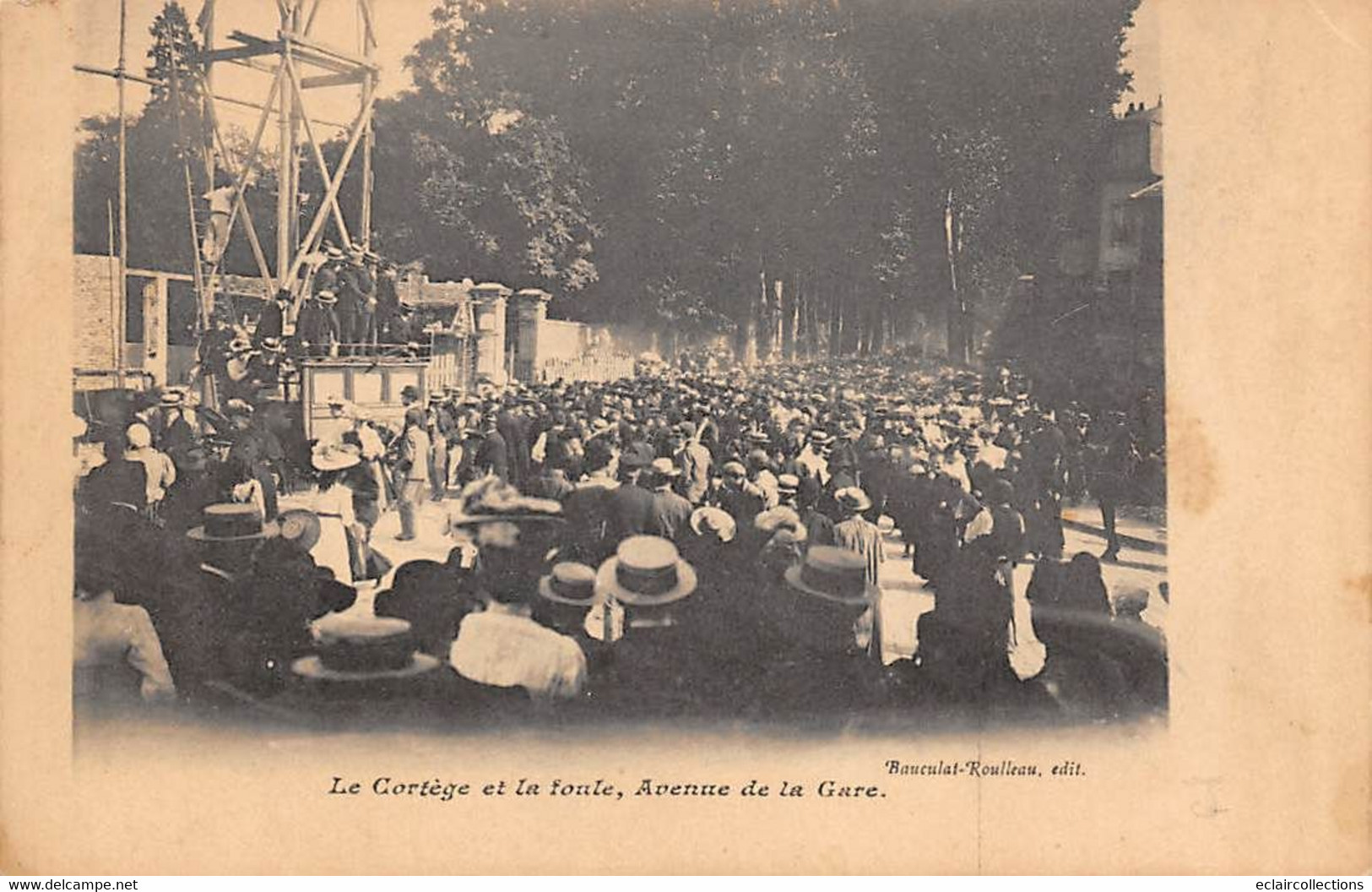 Moulins          03         Entrée De Mgr Lobbedey  La Foule. Avenue De La Gare  (voir Scan) - Moulins