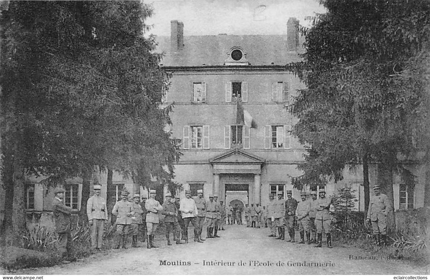 Moulins          03      Intérieur De L'Ecole De Gendarmerie     (voir Scan) - Moulins