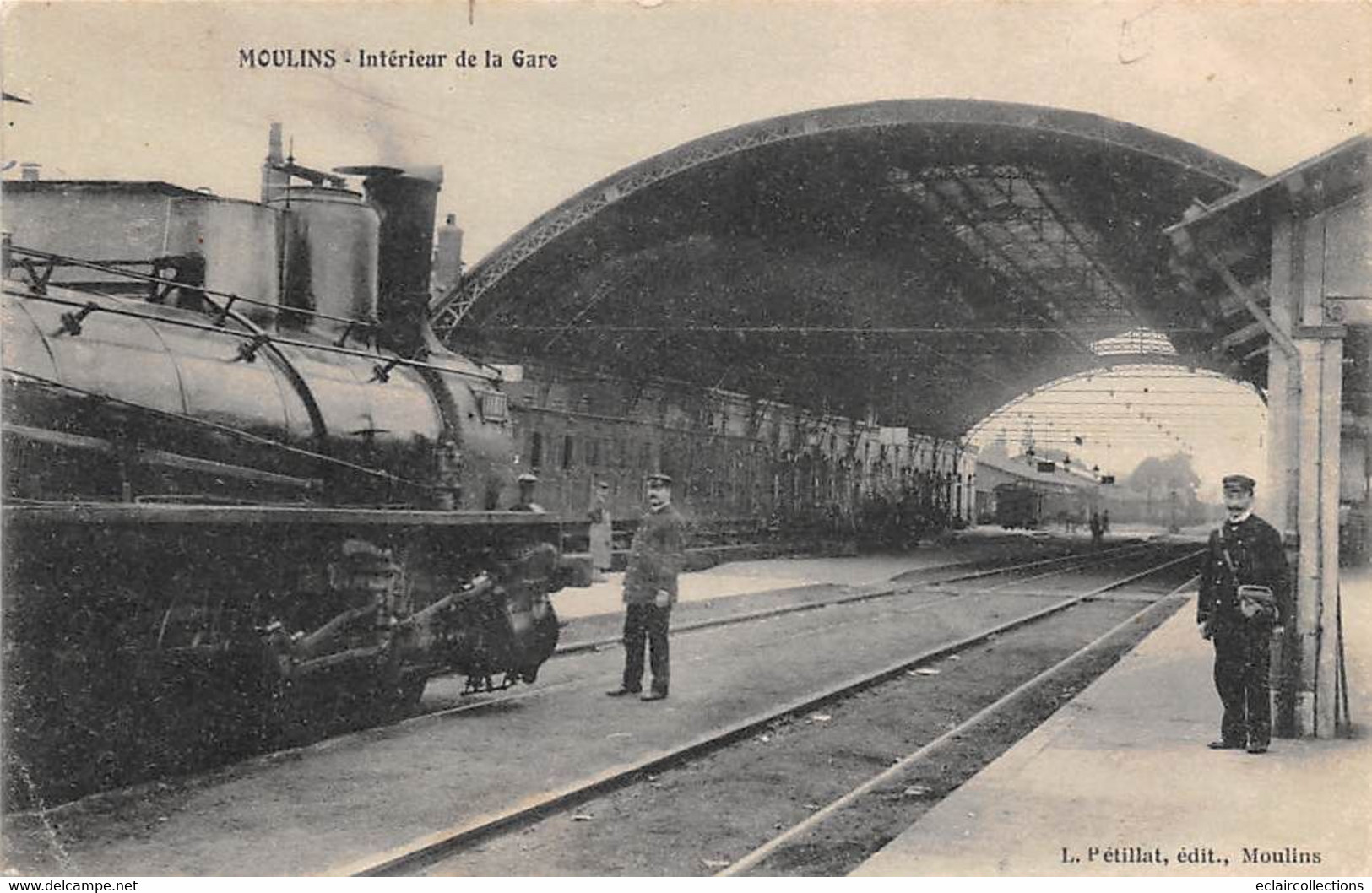 Moulins          03         Intérieur De La Gare. Train    (voir Scan) - Moulins