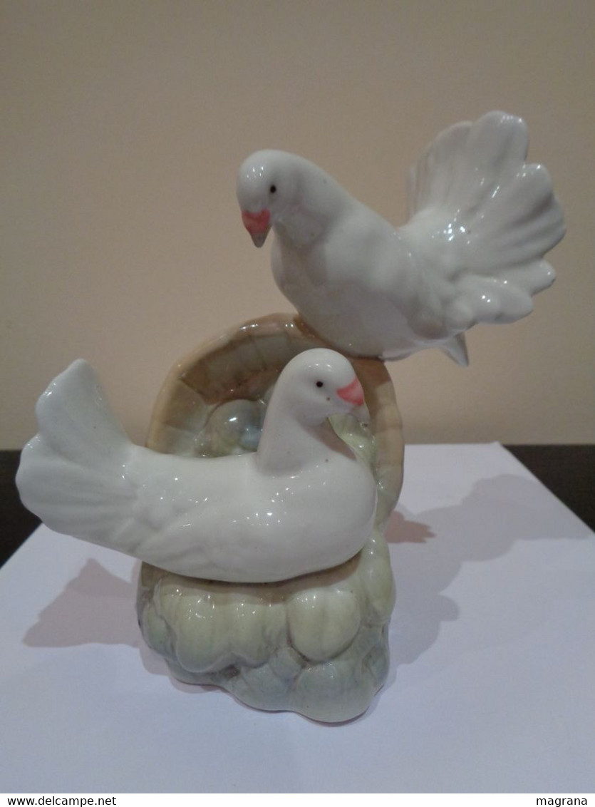 Figura De Porcelana Con 2 Palomas Blancas Encima De Un Cubo. Porceval. - Otros & Sin Clasificación