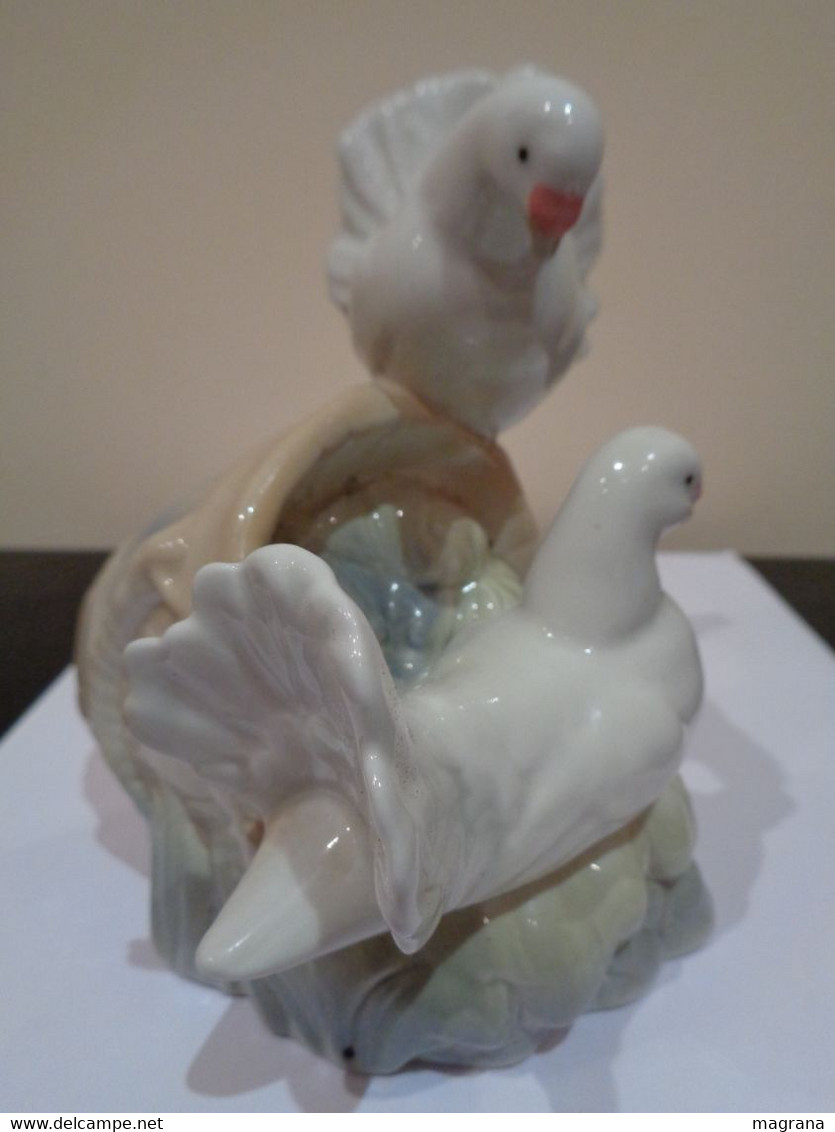 Figura De Porcelana Con 2 Palomas Blancas Encima De Un Cubo. Porceval. - Otros & Sin Clasificación