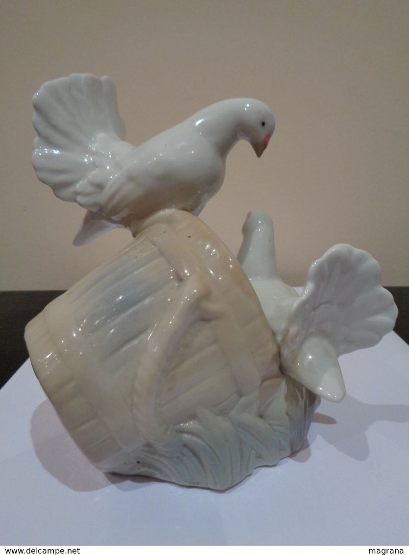 Figura De Porcelana Con 2 Palomas Blancas Encima De Un Cubo. Porceval. - Autres & Non Classés