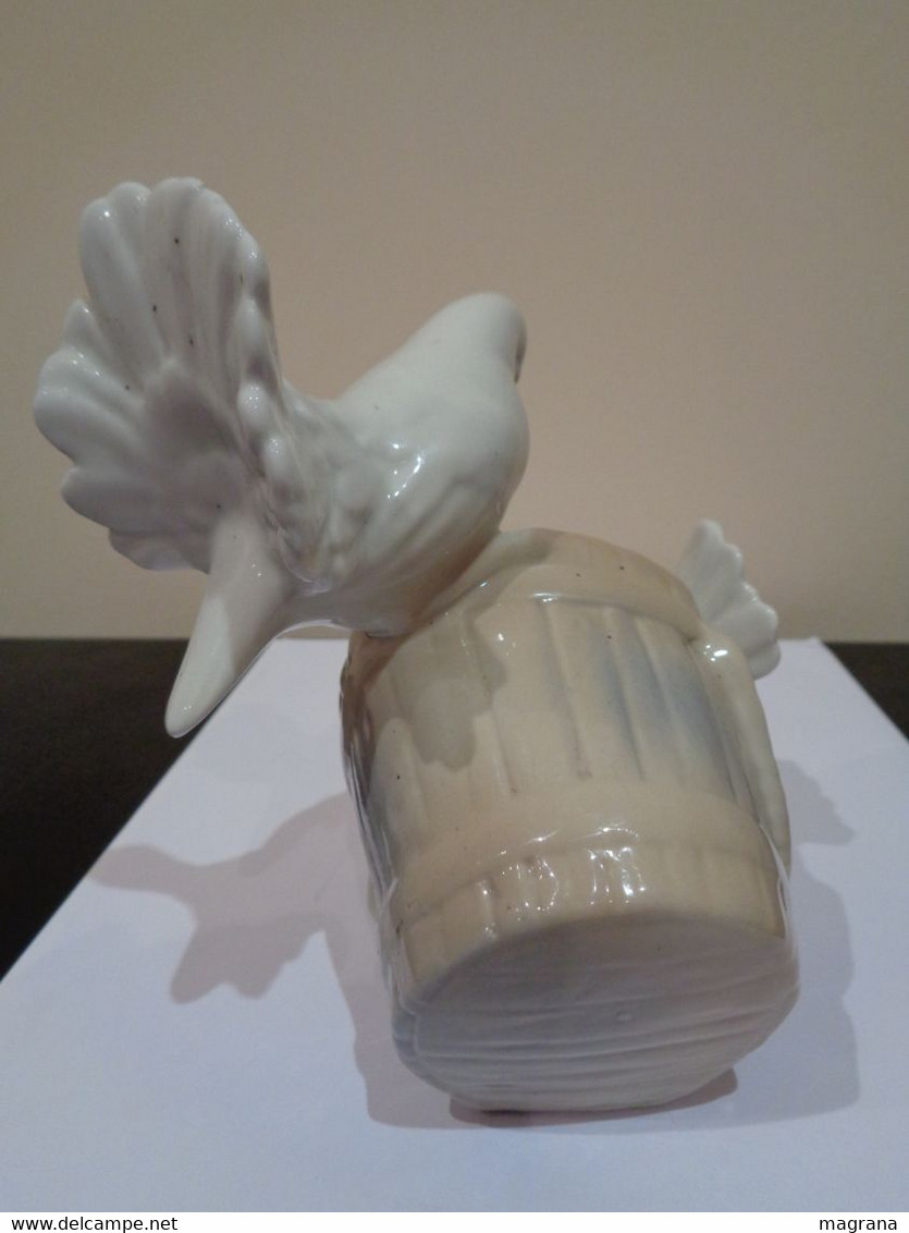 Figura de porcelana con 2 Palomas blancas encima de un cubo. Porceval.