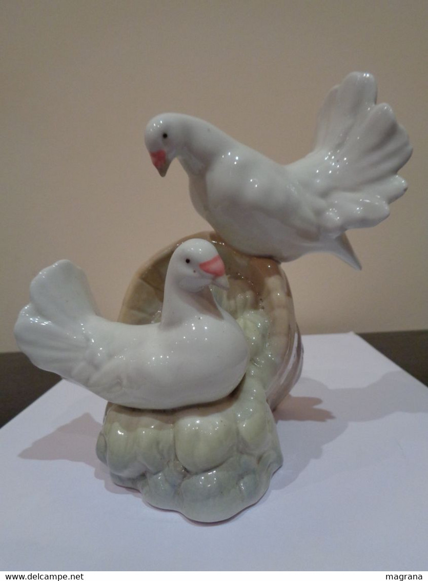 Figura de porcelana con 2 Palomas blancas encima de un cubo. Porceval.