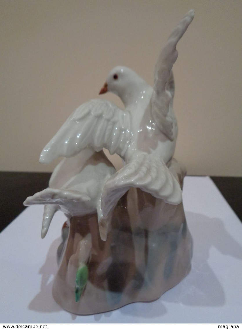 Figura de porcelana con 2 Palomas blancas encima de una roca y con una flor. Casades