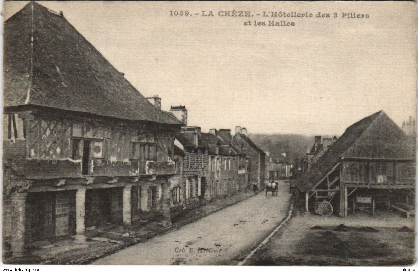 CPA Carte Sur Soie! LA CHEZE - Hotellerie Des 3 Piliers Et Les Halles (119266) - La Chèze