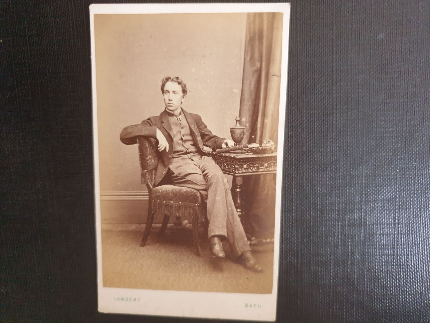 Belle Ancienne Cdv Vers 1880.portrait D Un Homme Distingué. Photographe H. LAMBERT.  BATH. ANGLETERRE - Old (before 1900)