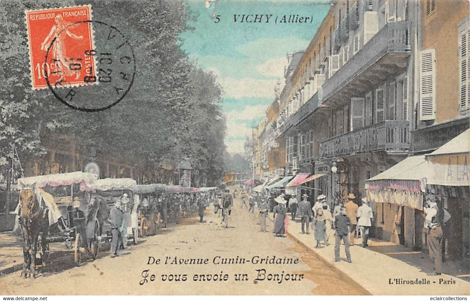 Vichy           03      Avenue Cunin-Gridaine. Station De Calèches       Petite Déchirure    (voir Scan) - Vichy