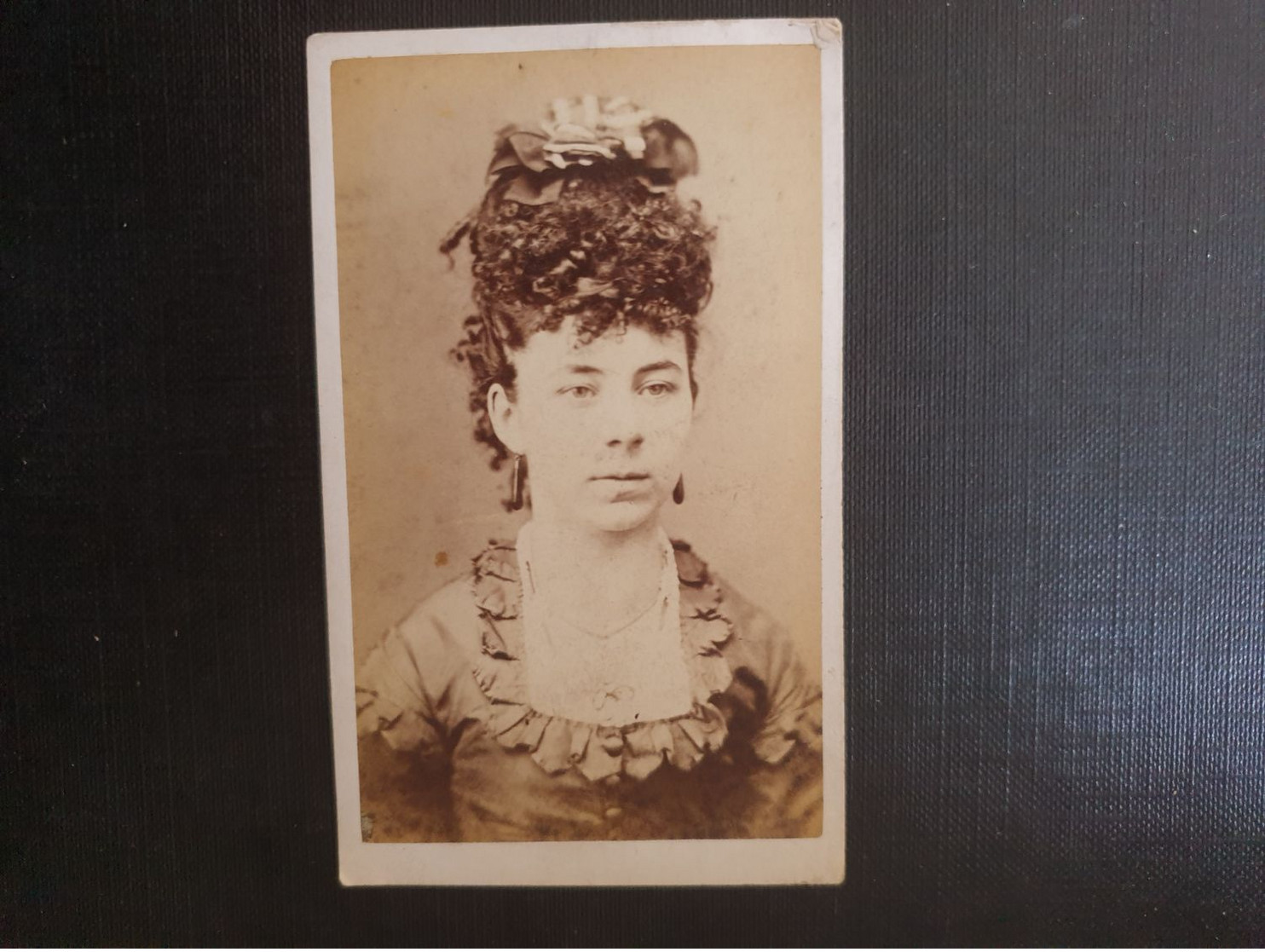 Belle Ancienne Cdv Vers 1880.portrait D Une Femme élégante Anglaise. PHOTOGRAPHE C SPRATLEY. CHESHAM ANGLETERRE - Oud (voor 1900)