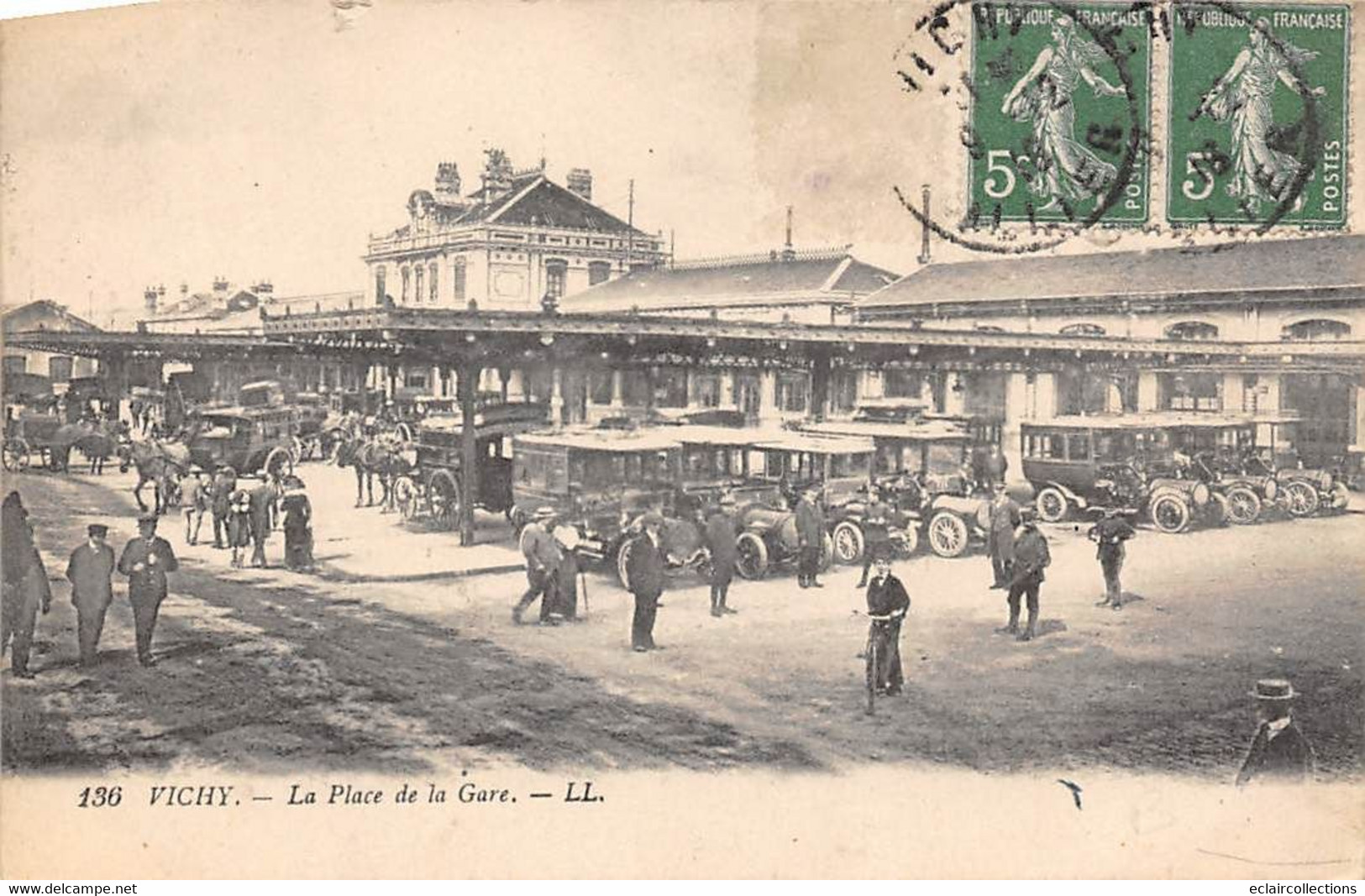 Vichy           03         Extérieur De La Gare. Taxis Et Calèches      (voir Scan) - Vichy