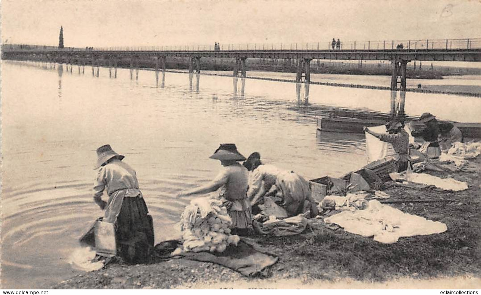 Vichy    03      Les Bords De L'Allier. La Passerelle. Lavandières  -  Carte De Carnet Légèrement Recoupée  (voir Scan) - Vichy