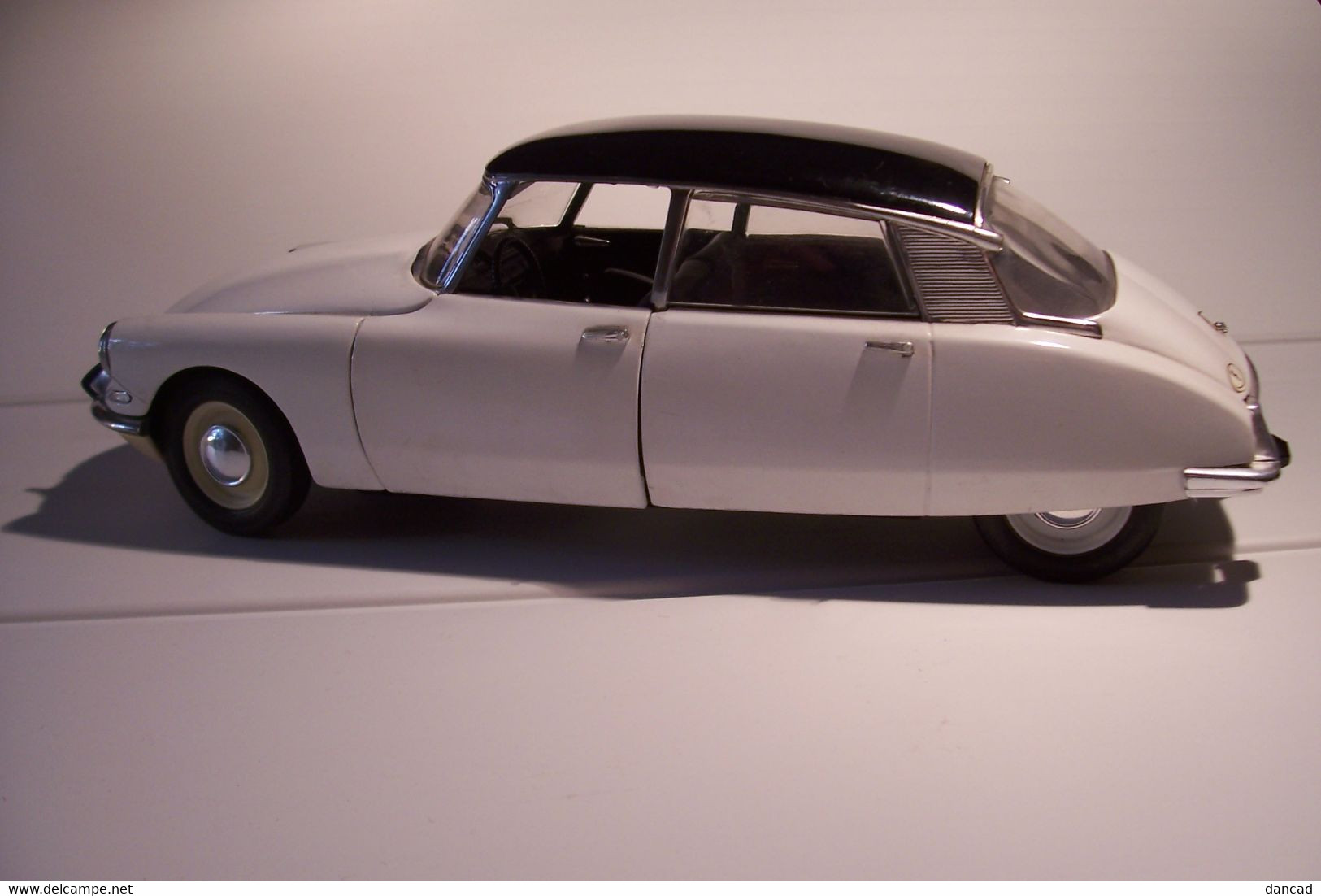 CITROEN  - DS 19 - Année 1963 - AUTOMOBILE METAL - SOLIDO - ECHELLE  1/18 - Solido