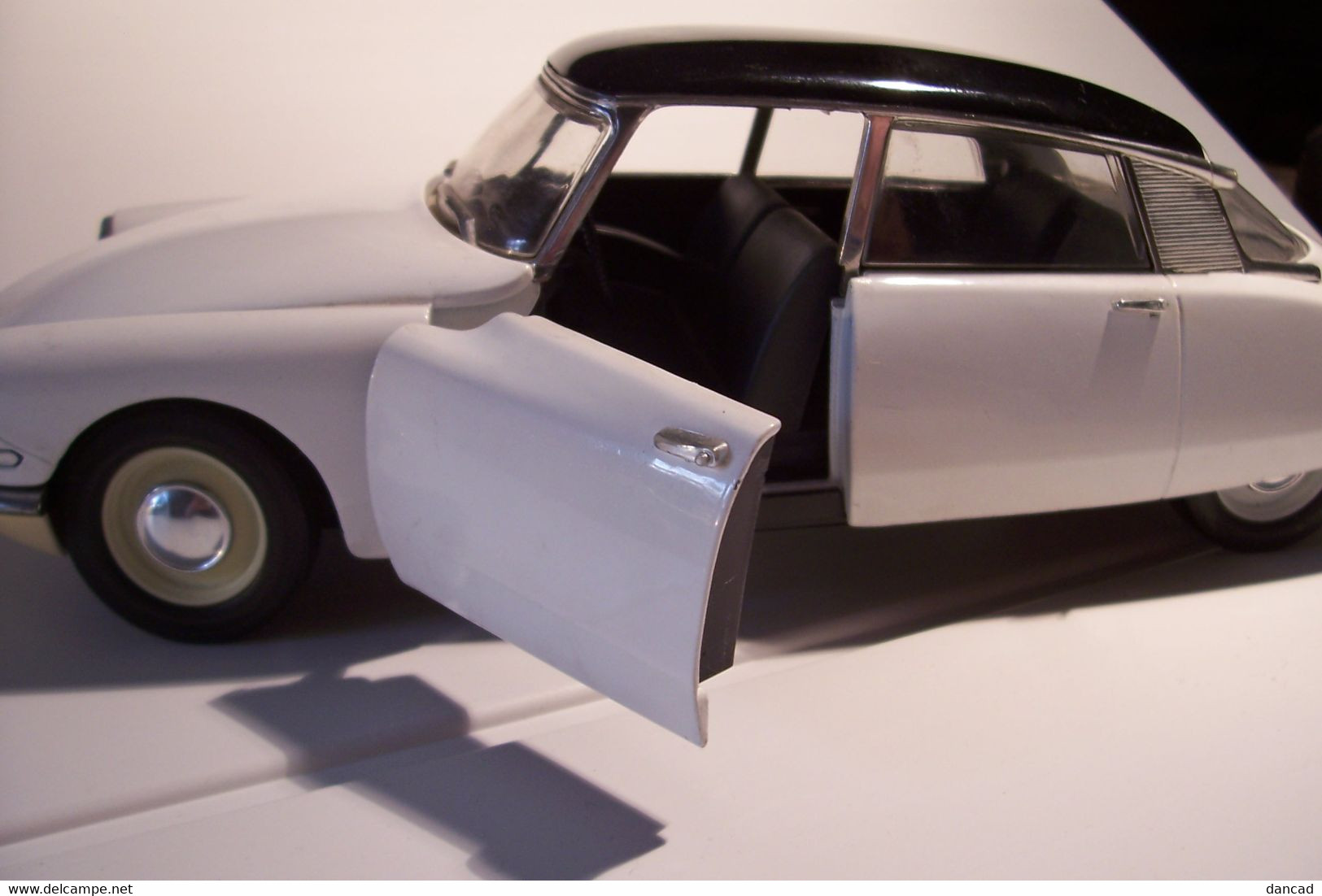 CITROEN  - DS 19 - Année 1963 - AUTOMOBILE METAL - SOLIDO - ECHELLE  1/18 - Solido