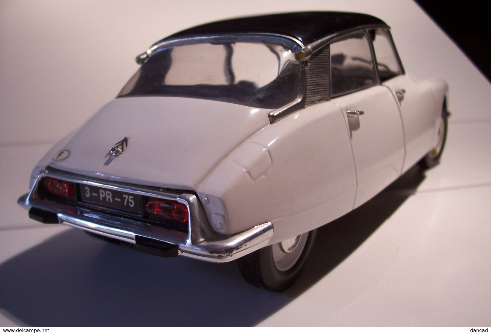 CITROEN  - DS 19 - Année 1963 - AUTOMOBILE METAL - SOLIDO - ECHELLE  1/18