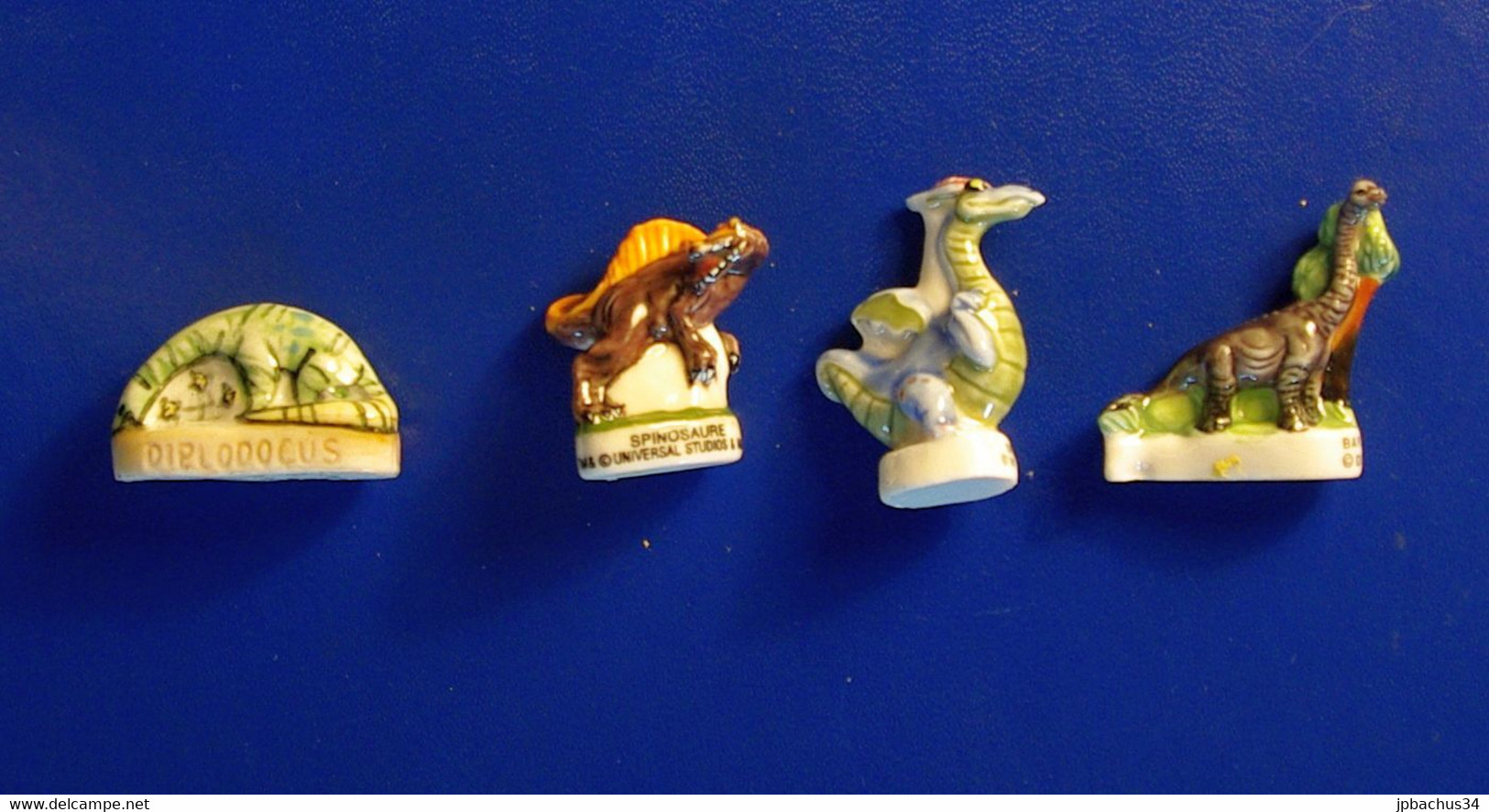 LOT 4 FEVES  DINOSAURES - Animals