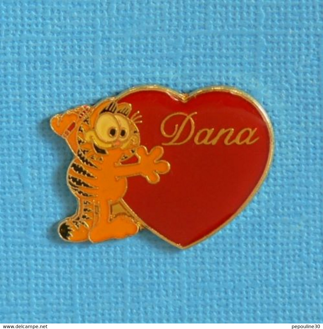 1 PIN'S //  ** GARFIELD AIME DANA ** . (garfield By Jim Davis ©1978 United Features Syndicate By Peter David.INC.) - BD