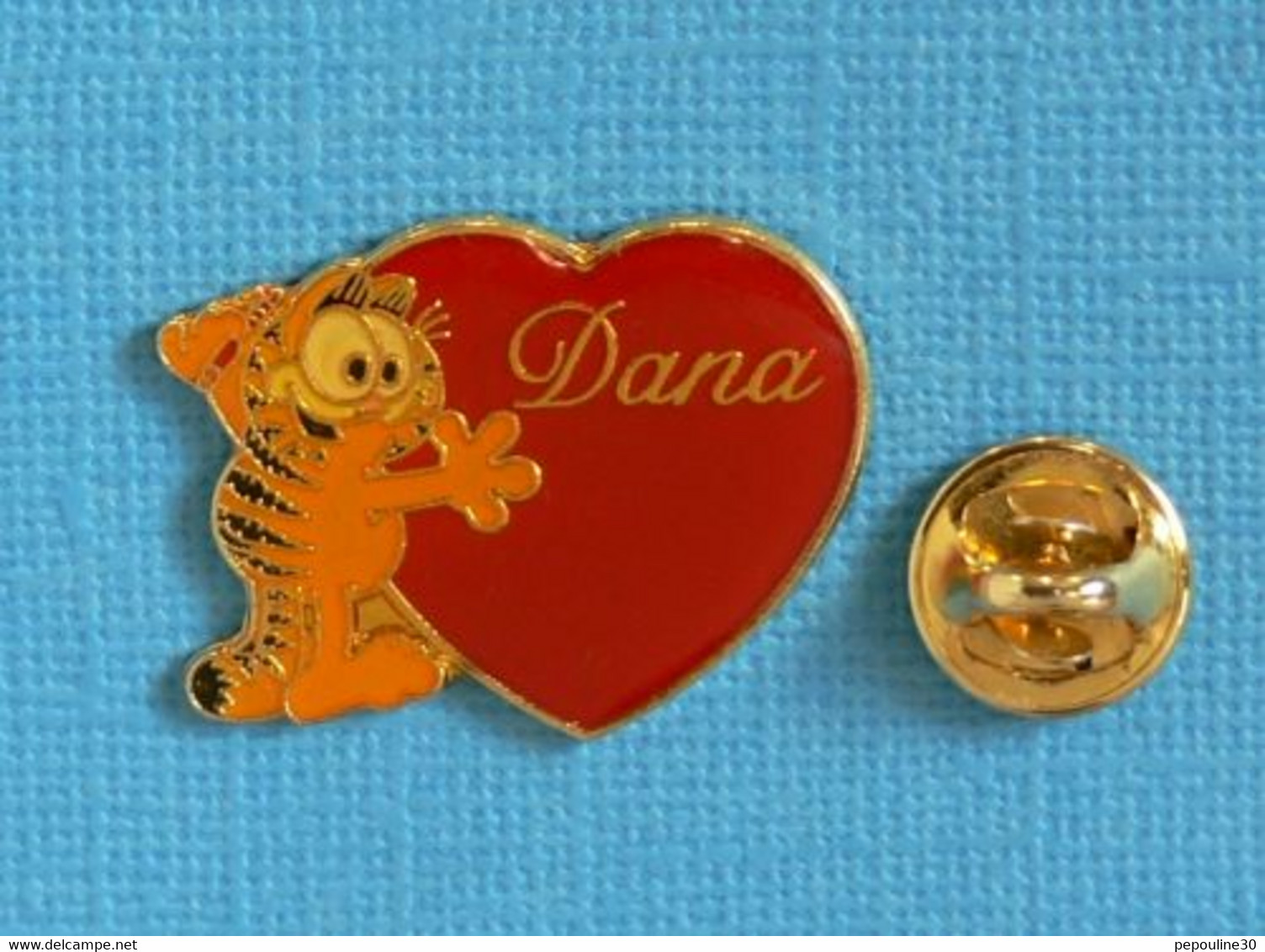 1 PIN'S //  ** GARFIELD AIME DANA ** . (garfield By Jim Davis ©1978 United Features Syndicate By Peter David.INC.) - BD