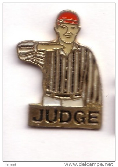 SP461 Pin's BASEBALL USA LE JUDGE ARBITRE Achat Immediat - Baseball