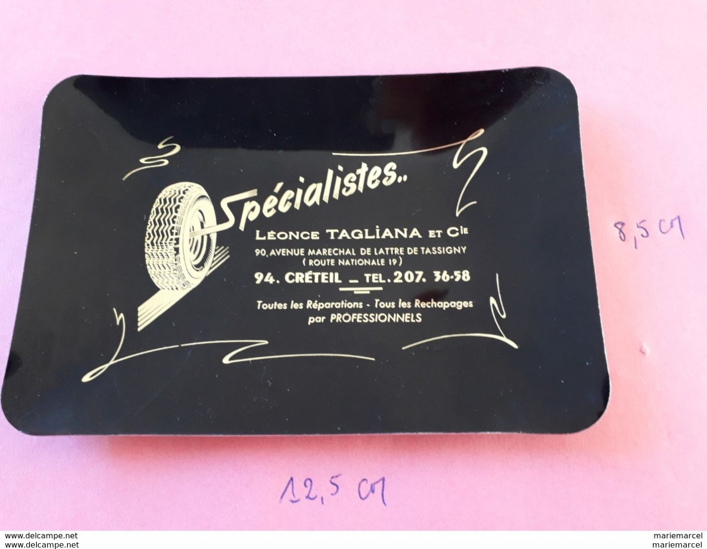 94 CRETEIL. SPECIALISTES DES PNEUS. LEONCE TAGLIANA. CENDRIER ALUMINIUM EMBOUTI, PEINT. NOIR Et OR. TIRE. - Metal