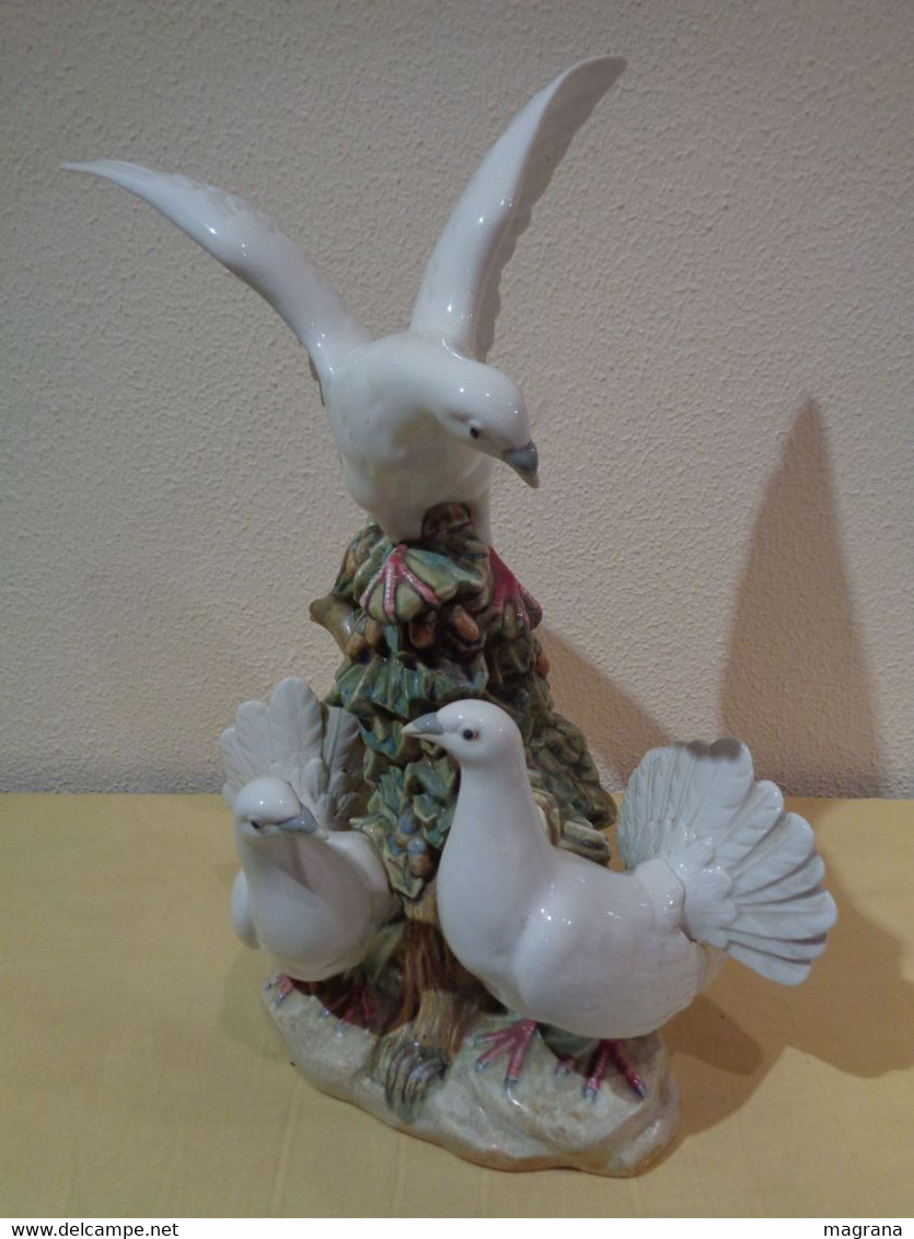 Gran Escultura De Porcelana Con 3 Palomas Blancas. Marca Rex. - Otros & Sin Clasificación