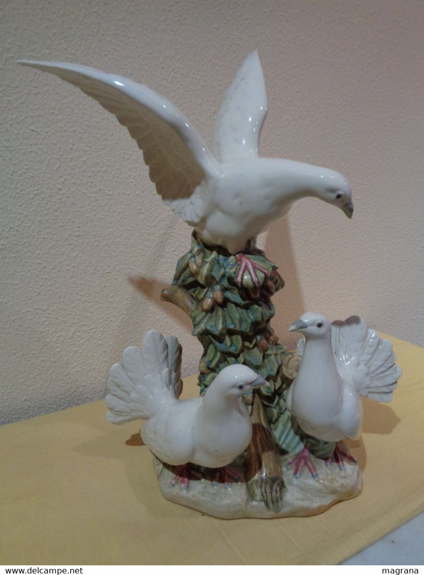 Gran Escultura De Porcelana Con 3 Palomas Blancas. Marca Rex. - Other & Unclassified