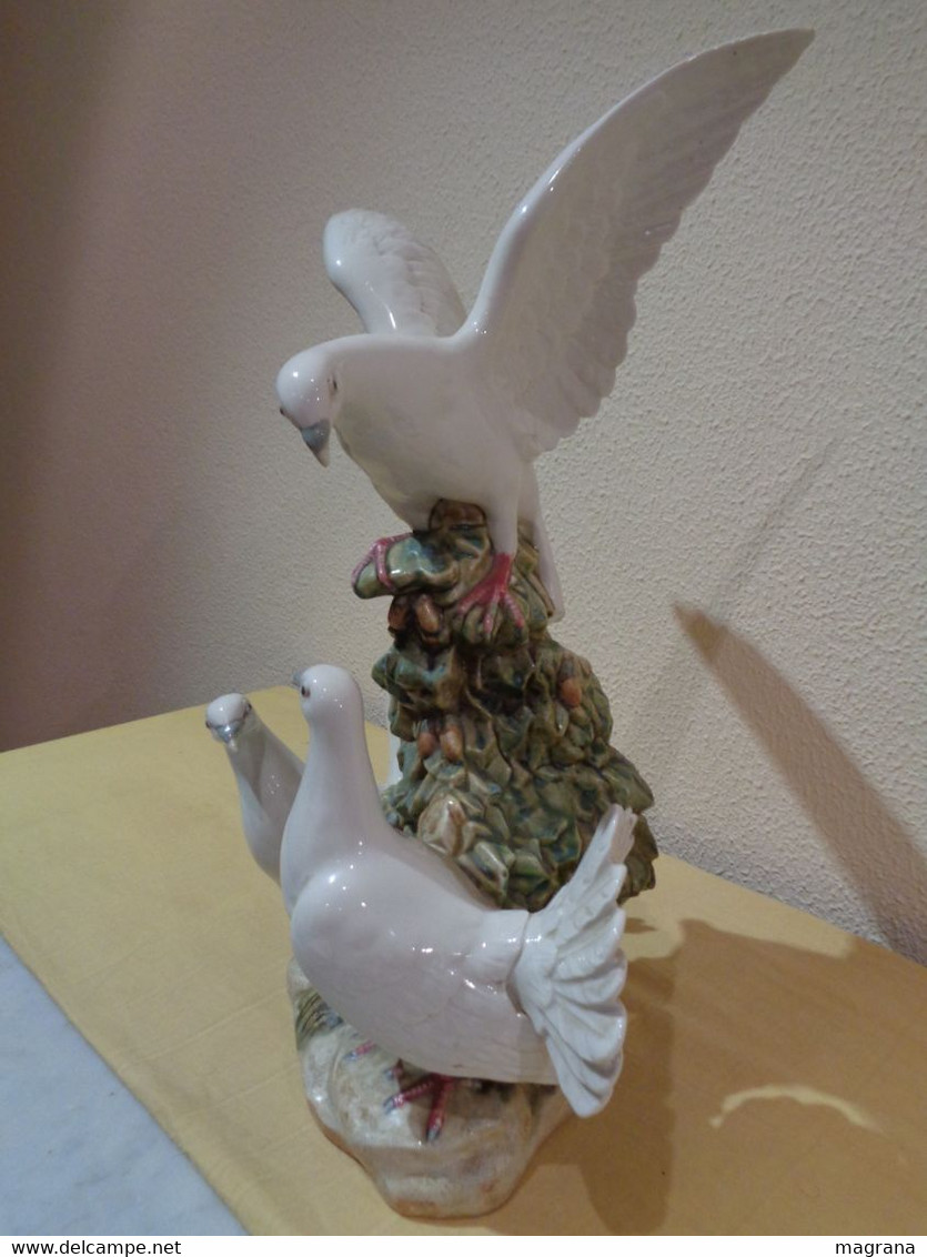 Gran Escultura De Porcelana Con 3 Palomas Blancas. Marca Rex. - Autres & Non Classés