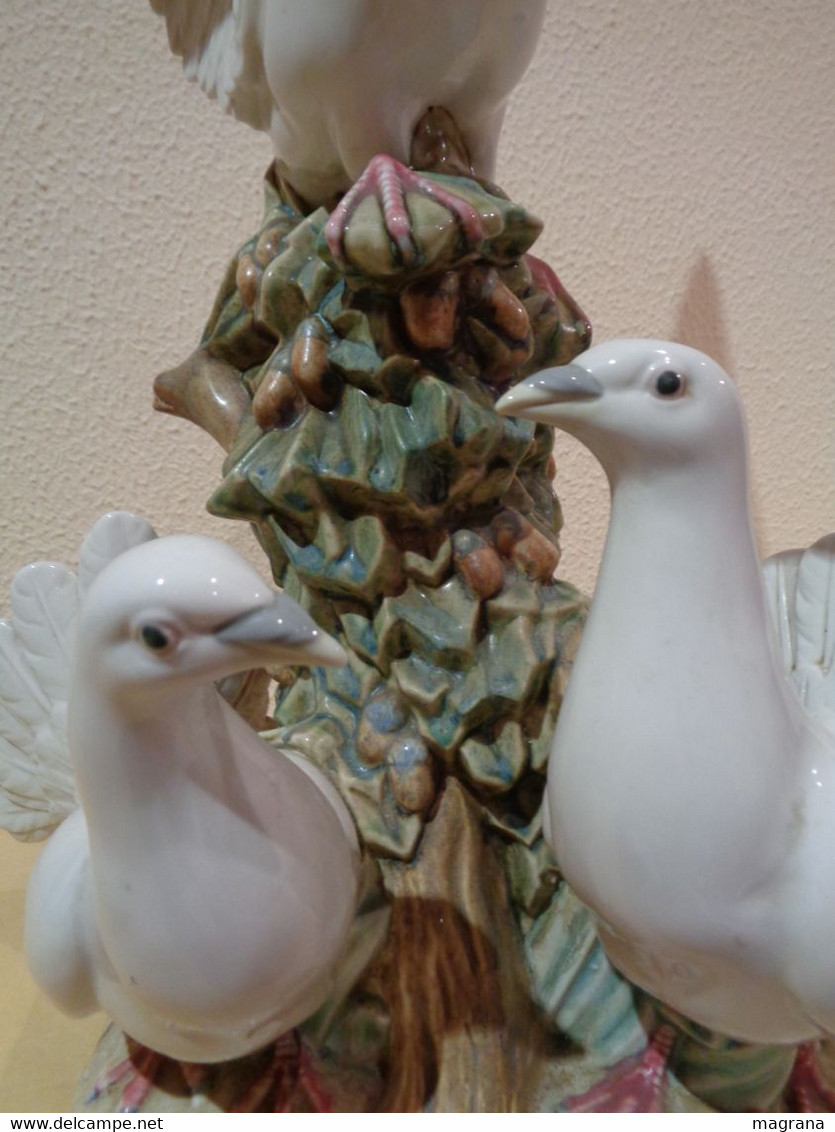 Gran Escultura de porcelana con 3 palomas blancas. Marca Rex.