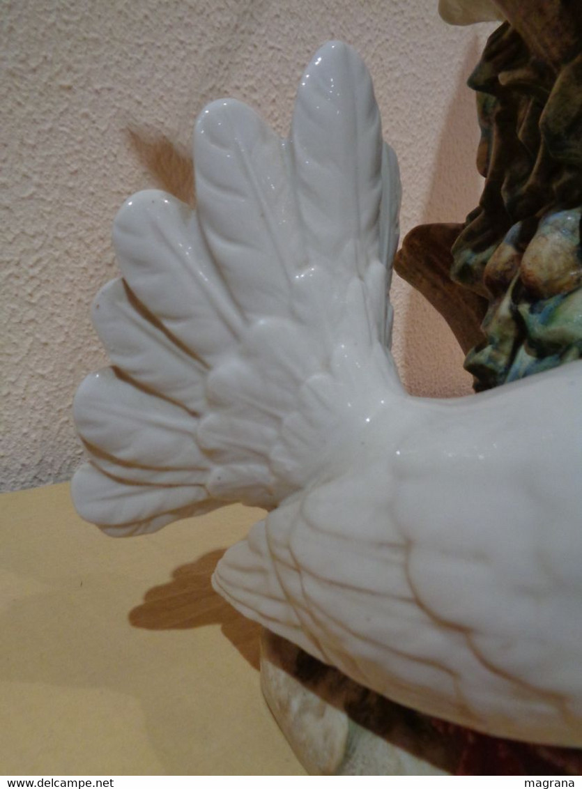 Gran Escultura de porcelana con 3 palomas blancas. Marca Rex.