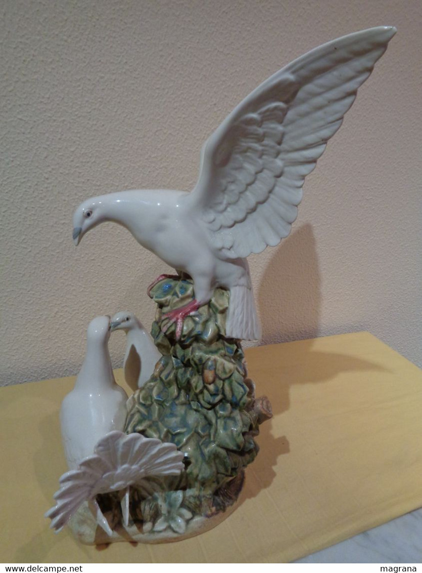 Gran Escultura de porcelana con 3 palomas blancas. Marca Rex.