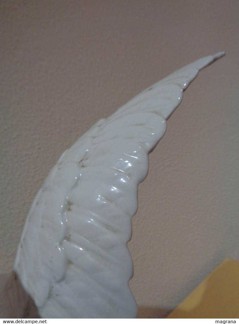 Gran Escultura de porcelana con 3 palomas blancas. Marca Rex.