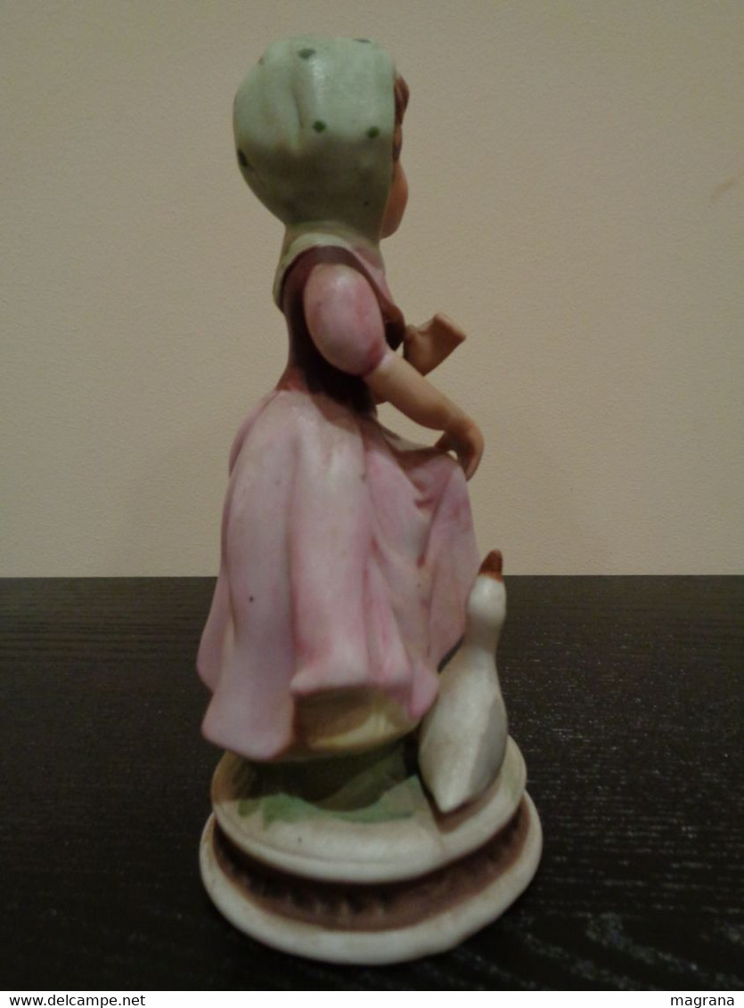 Figura De Porcelana De Una Niña Con Vestido Rosa Y Un Pato. - Andere & Zonder Classificatie