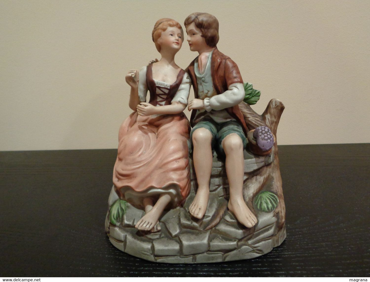 Figura De Porcelana  Biscuit Pintada De Una Pareja Galante Sentada En Un Banco. - Autres & Non Classés