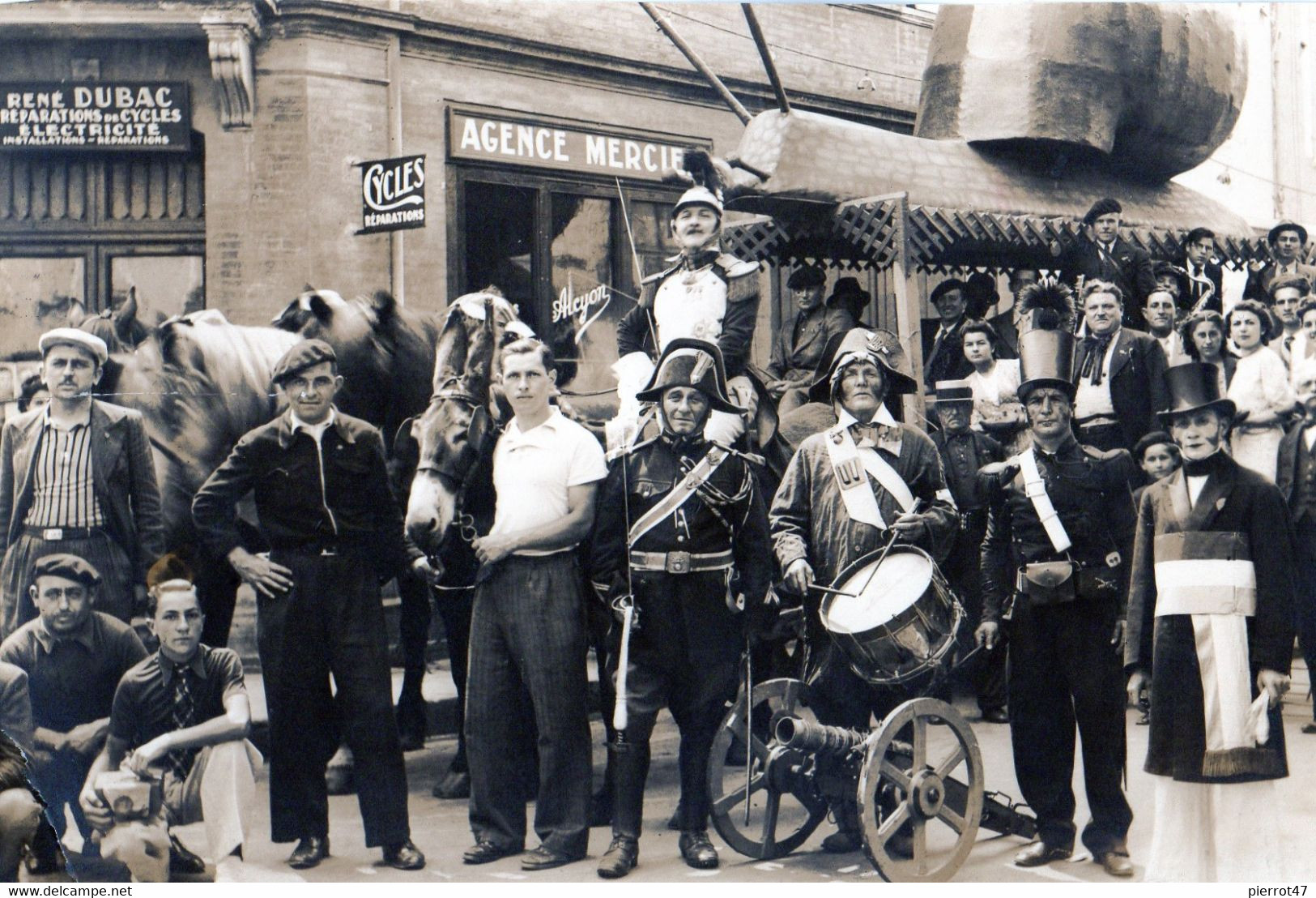 GRENADE-sur-GARONNE:Très Rare Carte Photo De1926-Défilé D'un 14 Juillet,Autotité 1er Plan.Panneau Cycles DUBAC,tbe - Otros & Sin Clasificación