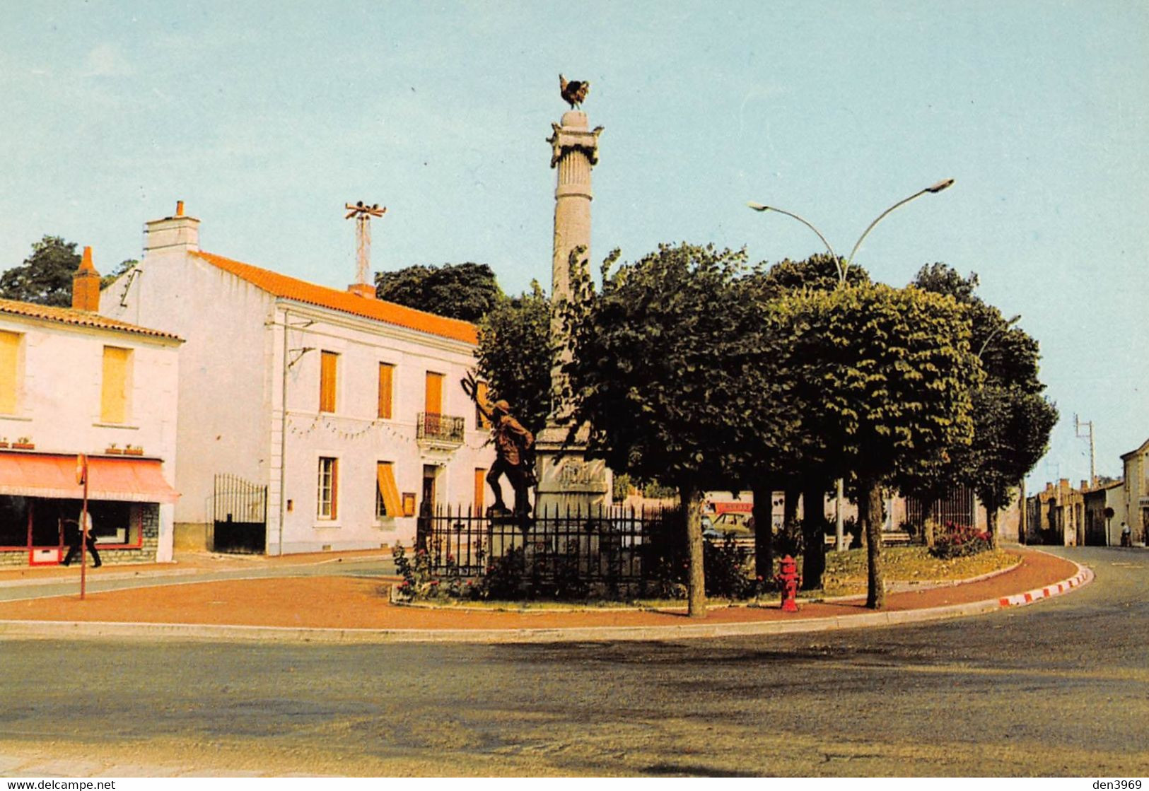 SAINT-MICHEL-en-l'HERM - Place Du Monument Aux Morts - Saint Michel En L'Herm