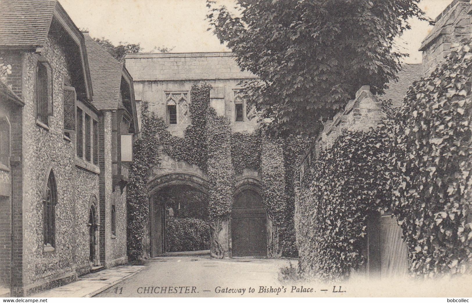 CHICHESTER (Sussex): Gateway To Bishop's Palace - Chichester