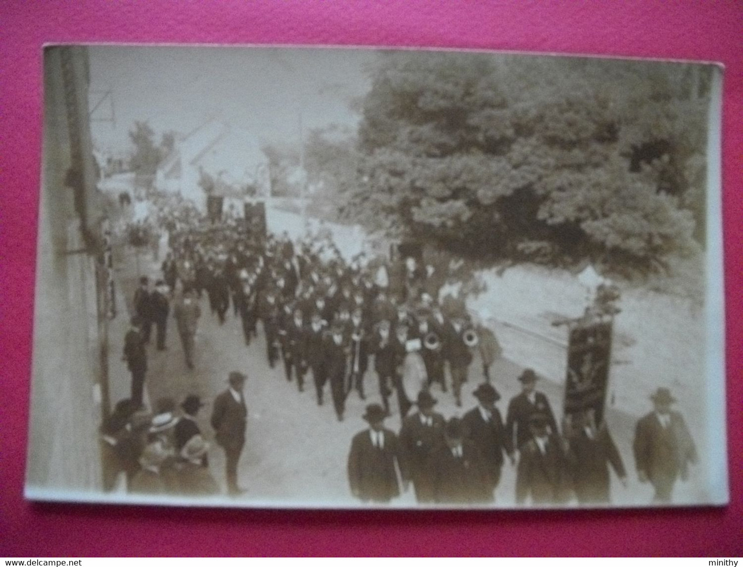 CARTE-PHOTO  :  TRES RARE  -  La Fanfare D'EPINEUIL-le-FLEURIEL Défile Lors D'un Concours De Musique - Sonstige & Ohne Zuordnung