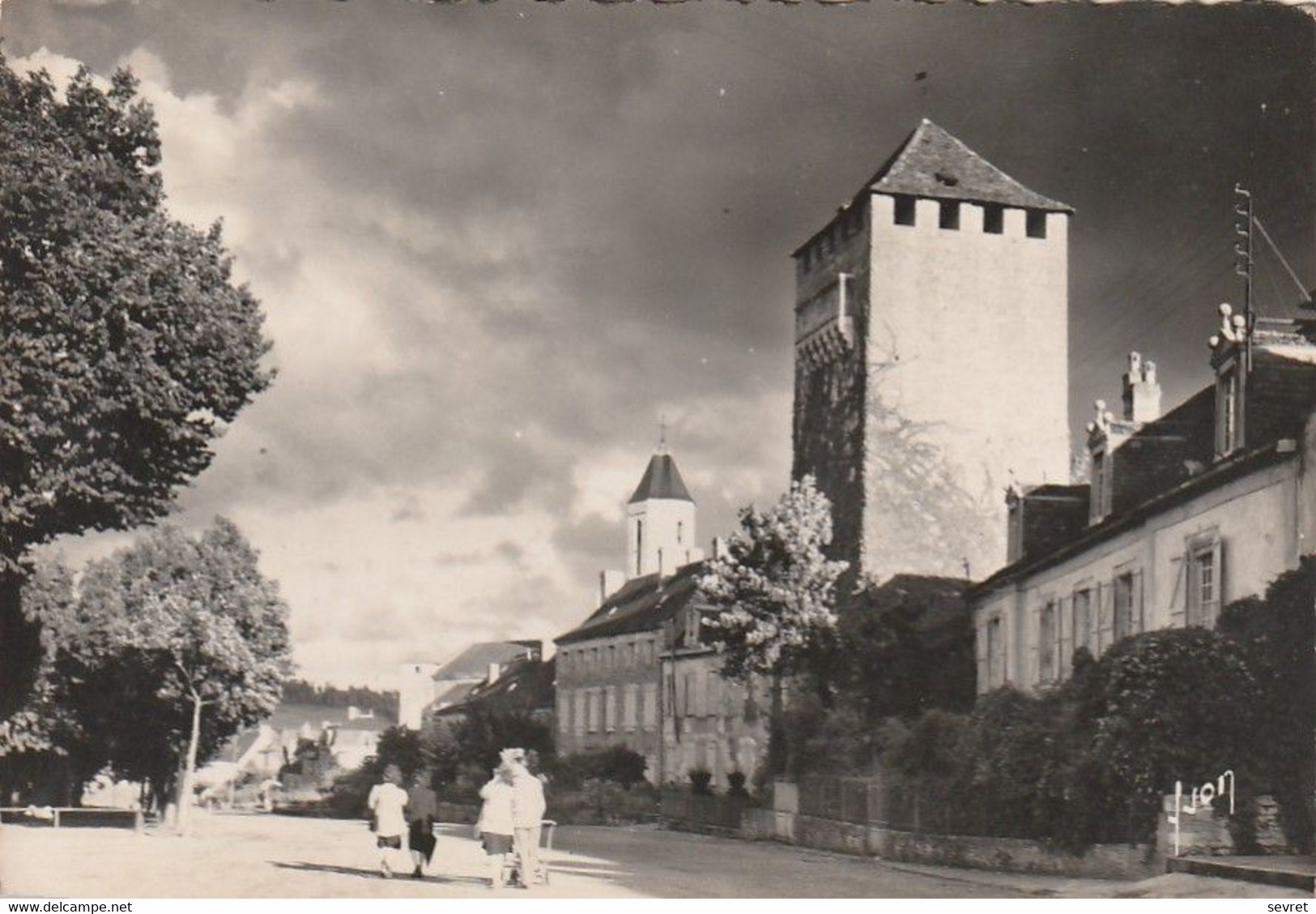 MARTEL. - Cours Des Fossés, Vu De La Place Gambetta. La Tour Tournemire Et Le Clocher De St-Maur. - CPM Dentelée RARE - Otros & Sin Clasificación