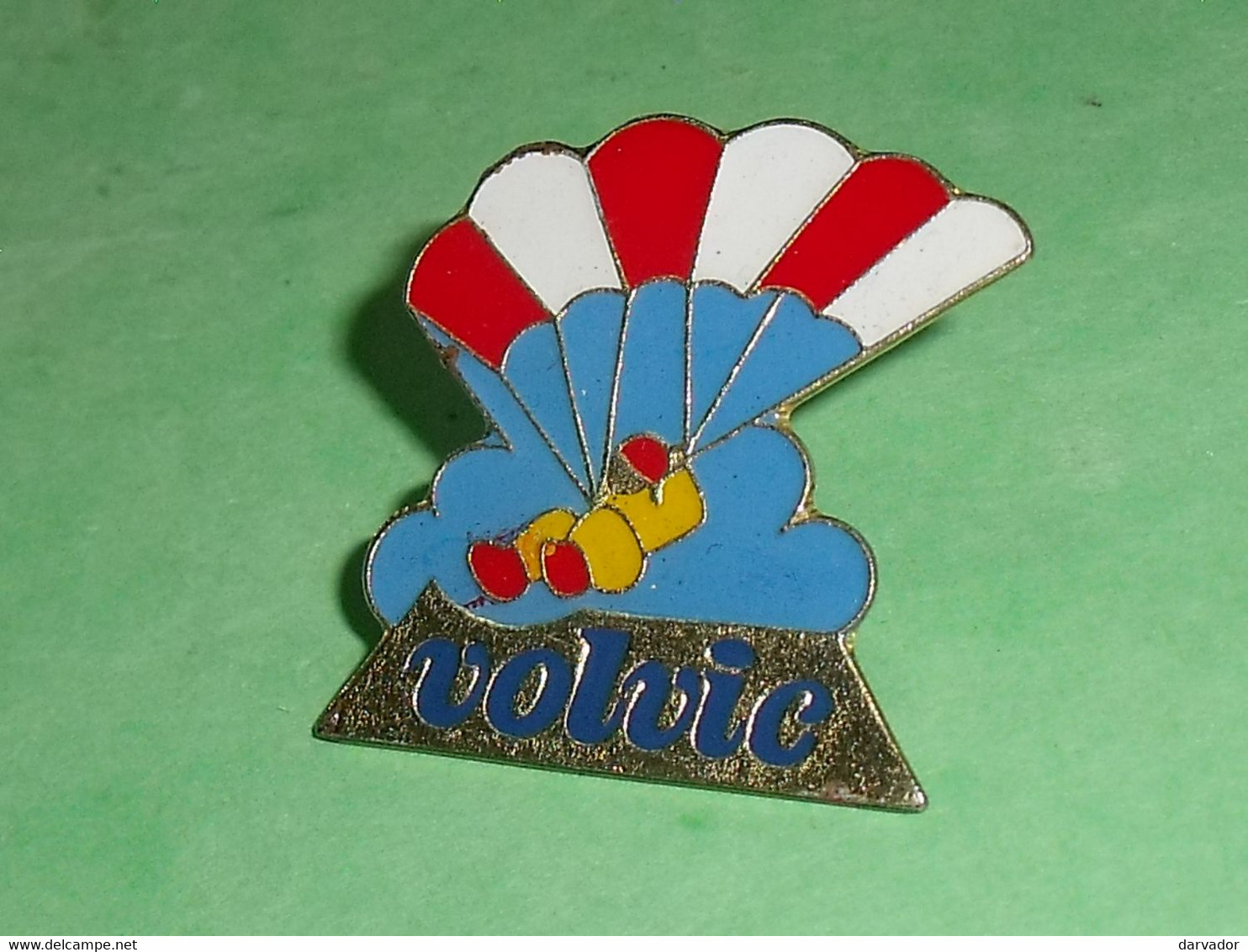 Pin's / Sport : Parachutisme , Volvic  TB2/FF - Parachutisme