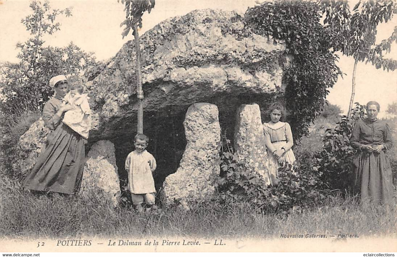 Thème: Dolmen Et Menhir:  Poitiers    86         Le Dolmen De La Pierre Levée    -  1 -   (voir Scan) - Dolmen & Menhire