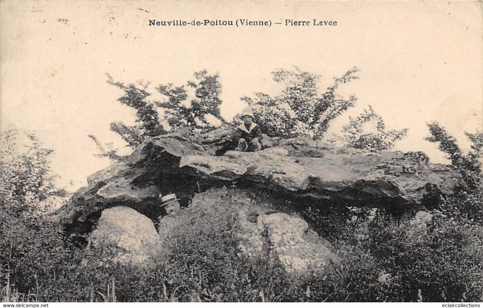 Thème: Dolmen Et Menhir:    Neuville Du Poitou     86         Le Dolmen De La Pierre Levée   (voir Scan) - Dolmen & Menhire