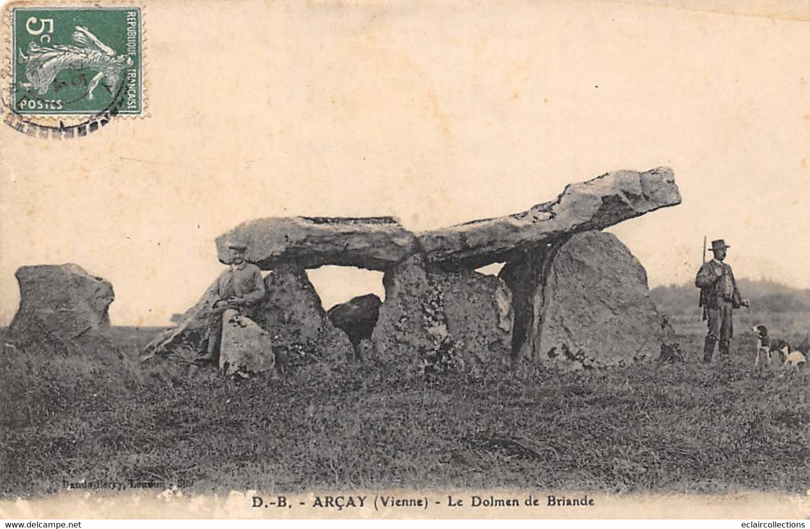 Thème: Dolmen Et Menhir:    Arçay     86         Le Dolmen De Briande    En Partie Décollée    (voir Scan) - Dolmen & Menhire